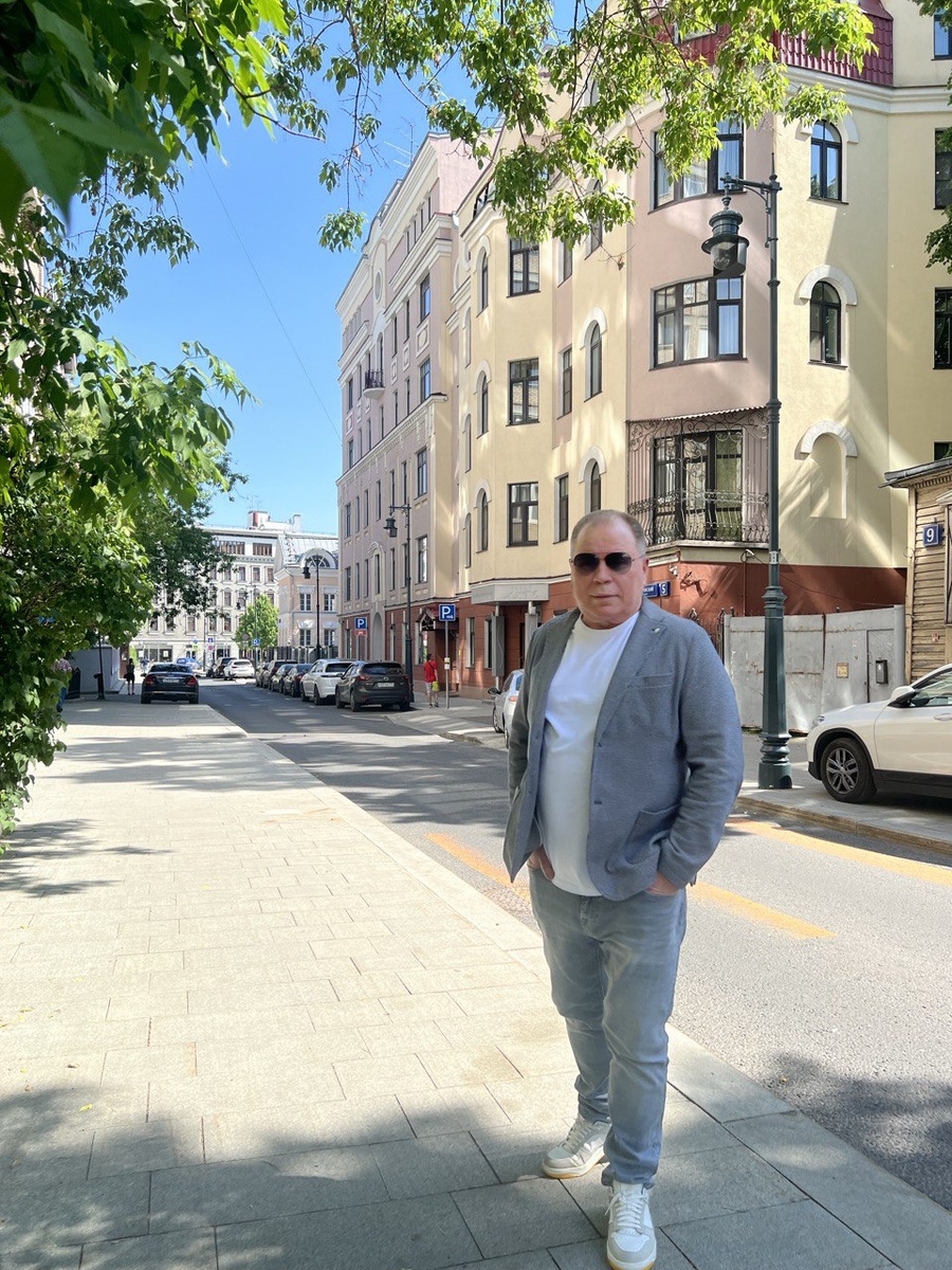 Меня всегда удивляло, когда иные туристы, приехав в какое-нибудь курортное место, вместо того, чтобы радоваться жизни – море, солнце, хорошая еда, развлечения и просто отдых от дел –затягивают унылую песню о том, что «и то не так, и сё не эдак» и своим нытьём изводят себя, персонал и всех окружающих. Конечно, если турист приходит к выводу, что место, куда он приехал, принципиально не отвечает его запросам, он больше туда не поедет. Хотя в эпоху интернета обо всём можно узнать заранее. 
Но раз уж приехал – лучше постараться получить удовольствие от того, что есть. Особенно печально, когда некоторые граждане начинают высказывать свои претензии при детях, которые, будучи предоставлены своим собственным впечатлениям, были бы всем довольны.

Столь же непродуктивны рассуждения в духе того, что мол, «на Канарах вино  лучше», а «в Тунисе бассейн теплее», а «на Кубе песок белее», а «в Танзании в заповеднике львы красивее» и т.д. Каждое место имеет свои достоинства и недостатки, а абсолютного совершенства нет нигде. Так что лучше обращать внимание на то, что нравится. Во всяком случае, я именно так и поступаю.