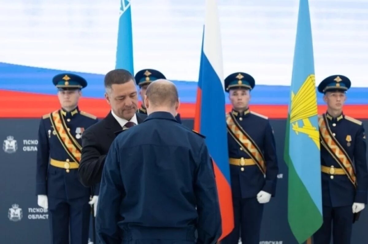    Михаил Ведерников вручил бойцам 76-й ДШД государственные награды