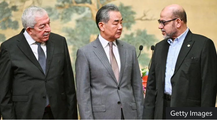 Представитель ФАТХа Махмуд аль-Алул, министр иностранных дел Китая Ван И и представитель ХАМАС Мусса Абу Марзук приняли участие в подписании декларации.
