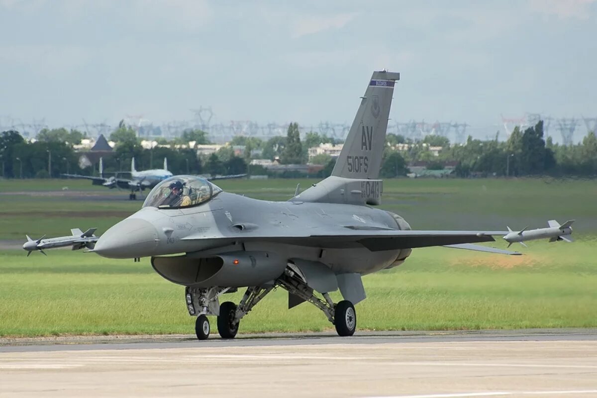    F-16.