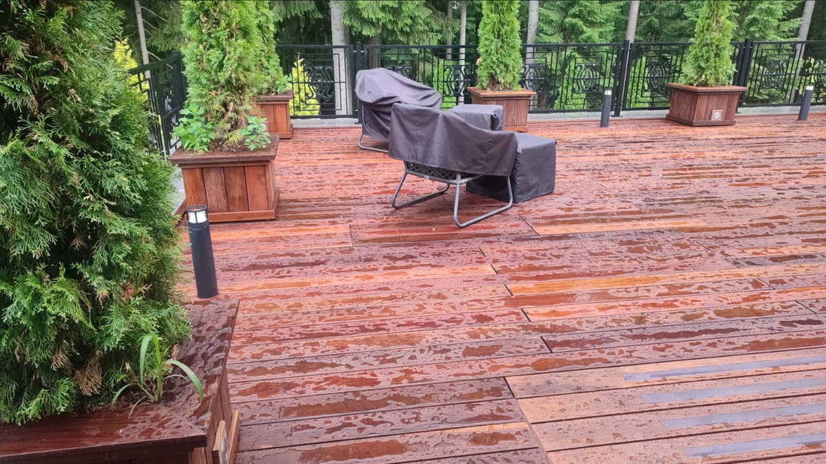 Два года назад команда ДекТай успешно установила террасу с теплыми полами в Ленинградской области, которая радует своих владельцев по сей день
