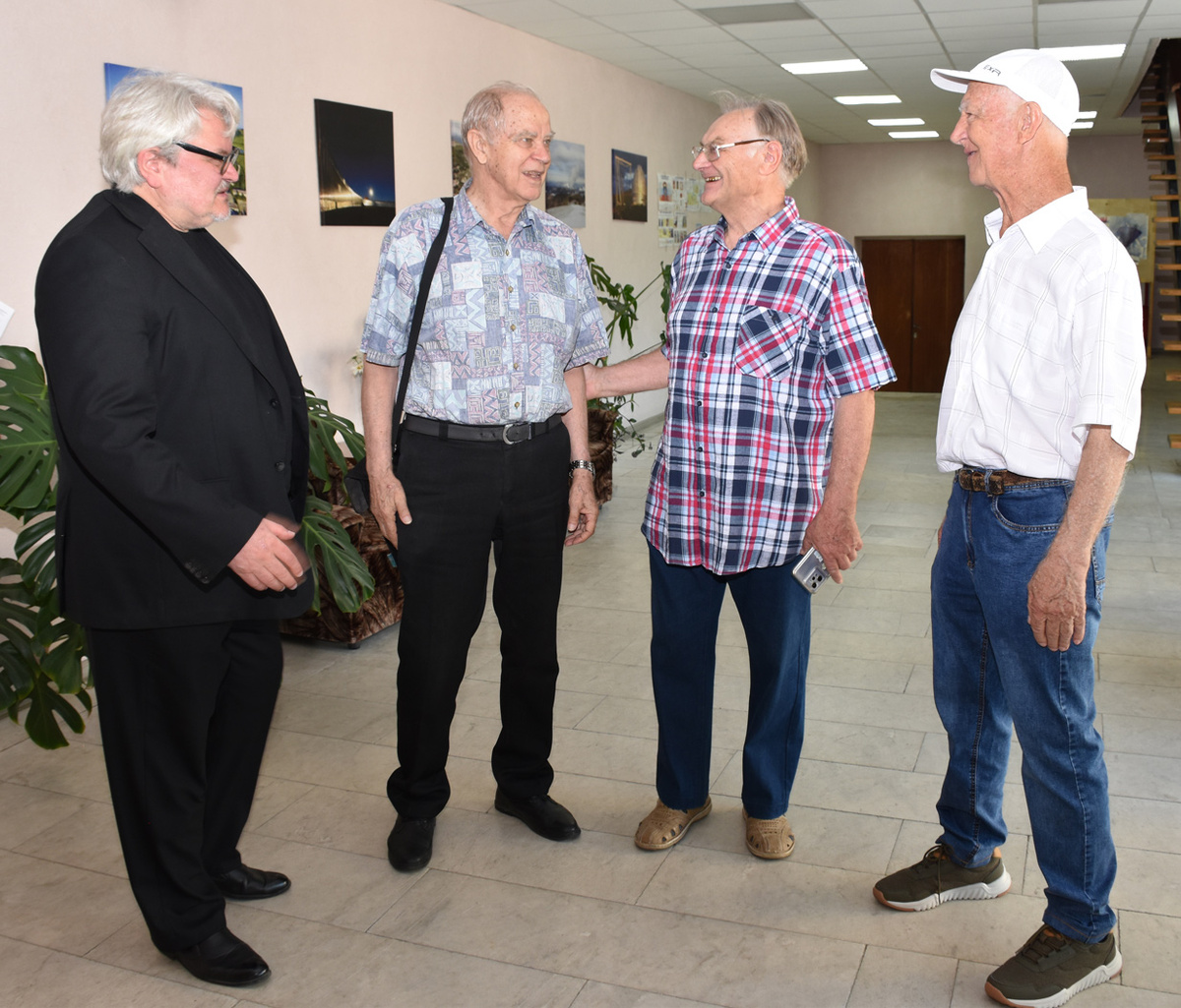 Директор САО РАН Геннадий Валявин, научный руководитель Института прикладной астрономии РАН Александр Ипатов, заведующий лабораторией САО РАН Николай Нижельский, электрик САО РАН Федор Мостовой. Фото Светланы ОСЕЦКОЙ.