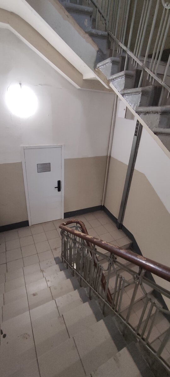 В подъезде...