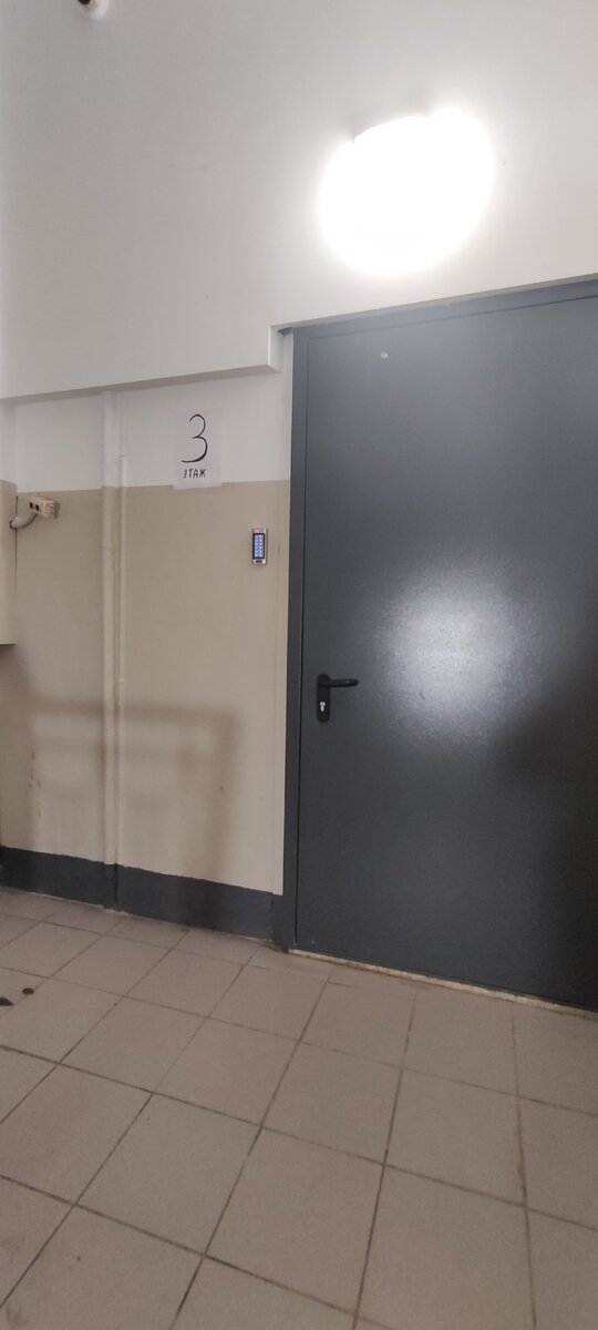 Подписали этаж. Вход.