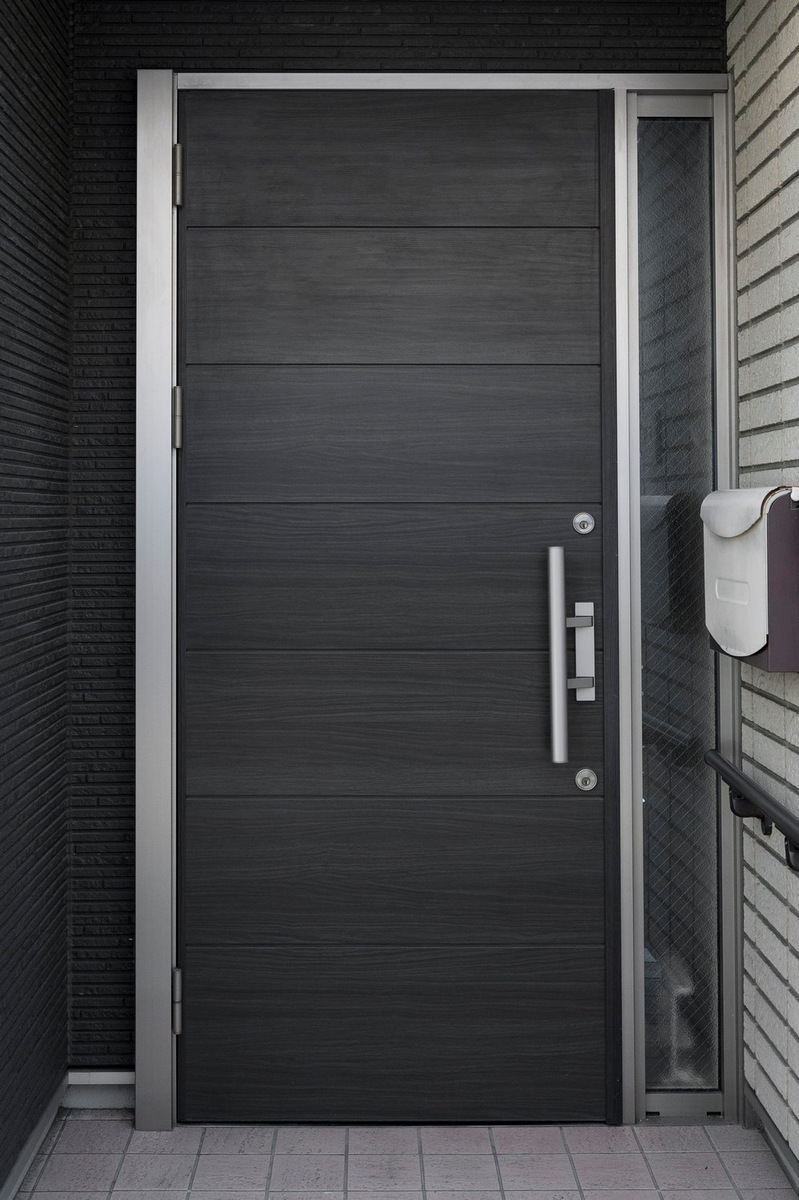 Использование ПВХ на наружной части двери