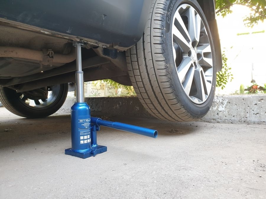 Колесо Гранты проворачивают вручную для так называемой дефектовки. Нужно внимательно прислушаться, чтобы убедиться, что задняя ступица действительно шумит, скрежещет или стучит. Об износе подшипникового механизма говорит также заметная неравномерность вращения.
