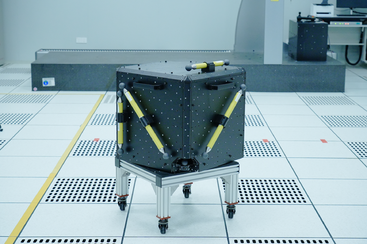 Стандартные артефакты: Компания SHINING 3D разработала и изготовила каркас в соответствии с требованиями стандартов VDI/VDE 2634 Part 2 и Part 3 к пространственному расположению 7 артефактов, учитывая необходимость автоматического сканирования роботом.