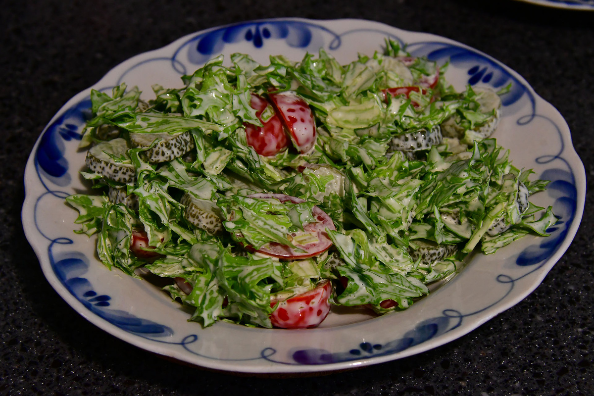 Салат с малосольными огурцами