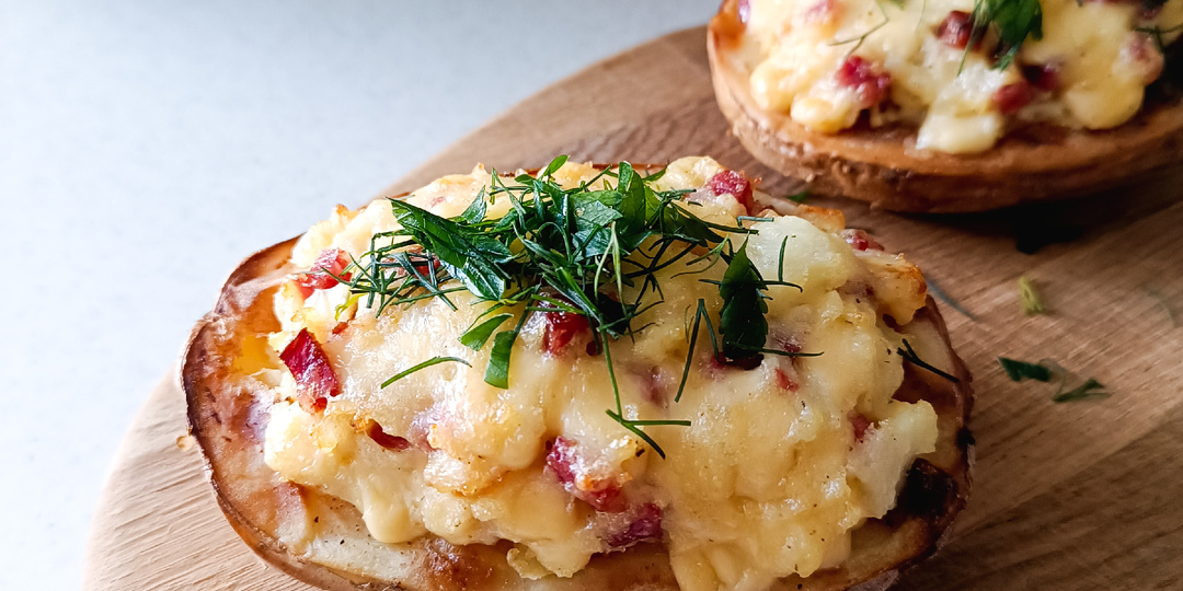 Картофельные лодочки с колбасой и сыром