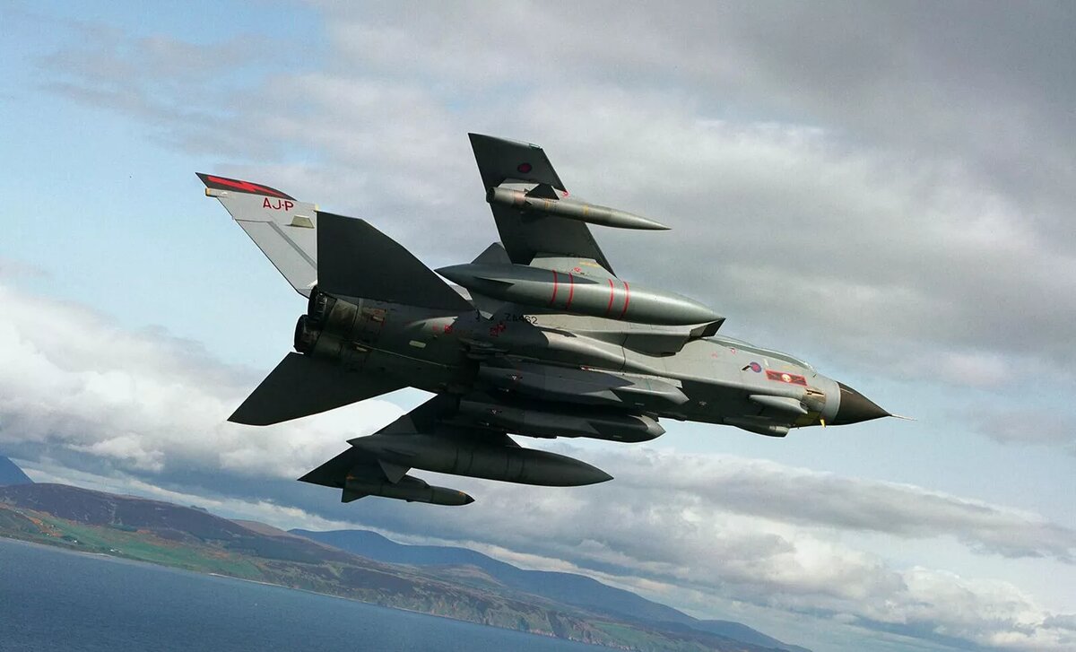 Самолет Tornado GR4 ВВС Великобритании с крылатыми ракетами Storm Shadow прямо под фюзеляжем - Sputnik Армения, 1920, 23.07.2024 © Photo : OGL v1.0 | RAF/MoD