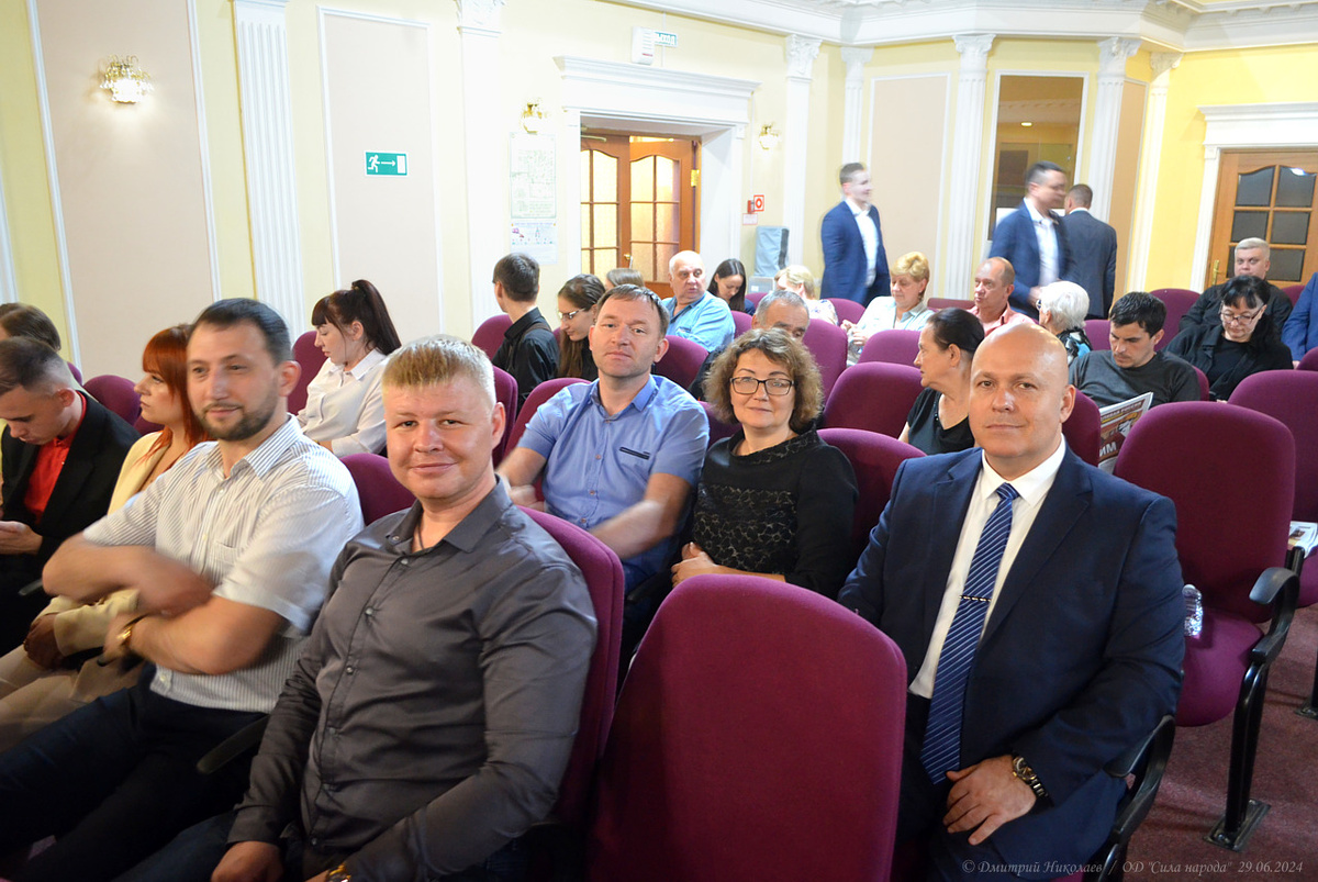 На встрече были и активные комсомольчане: Павел Волоснов, Алексей Маля, Елена Папулова и Сергей Юганов