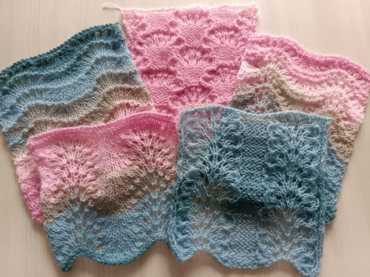 Связала пять вариантов волнистого ажурного узора 'Павлиний Хвост' спицами и сфотографировала их :)