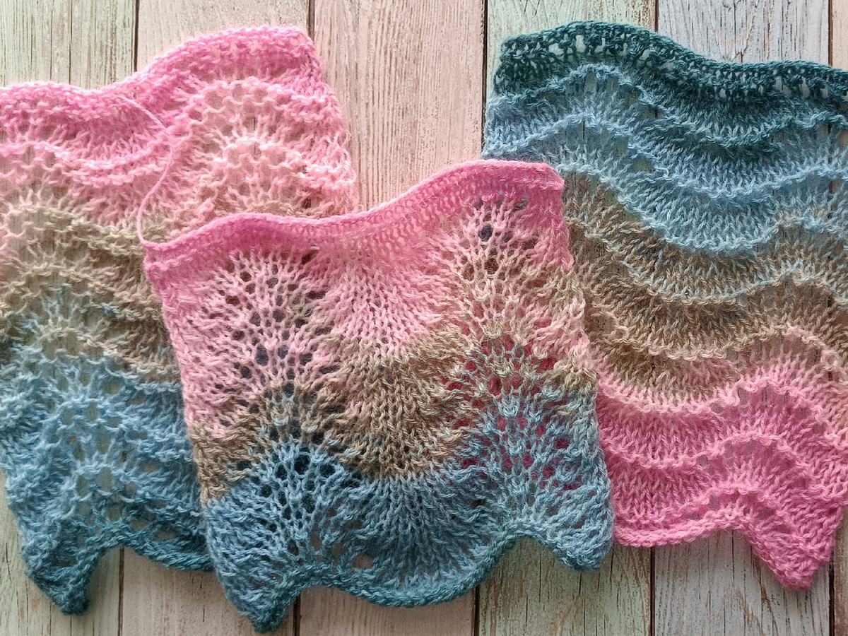 На этом фото три первых варианта вязания узора спицами "Павлиний Хвост"