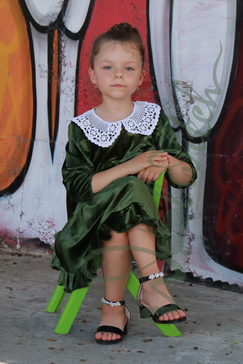 Вот, такие мы выросли, большие, в платье, сшитом бабушкой.