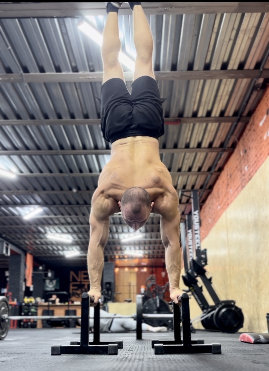 Стойка на руках на паралетах. 