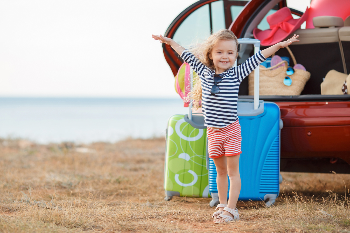 Источник: https://ru.freepik.com/free-photo/happy-little-girl-going-travel_27686532.htm#fromView=search&page=1&position=6&uuid=fd4d0687-c534-4f83-bc44-c28517c3966b&query=%D0%B4%D0%B5%D1%82%D0%B8+%D0%BF%D1%83%D1%82%D0%B5%D1%88%D0%B5%D1%81%D1%82%D0%B2%D0%B8%D0%B5