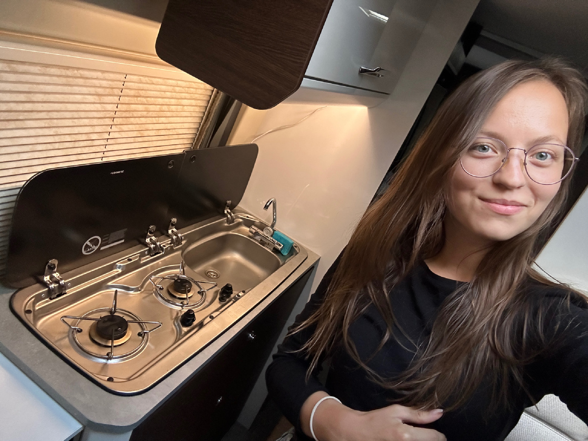 Итак, кухня в автодоме 4в1: мойка--плита--шкафы_для_хранения--зона_для_нарезки.