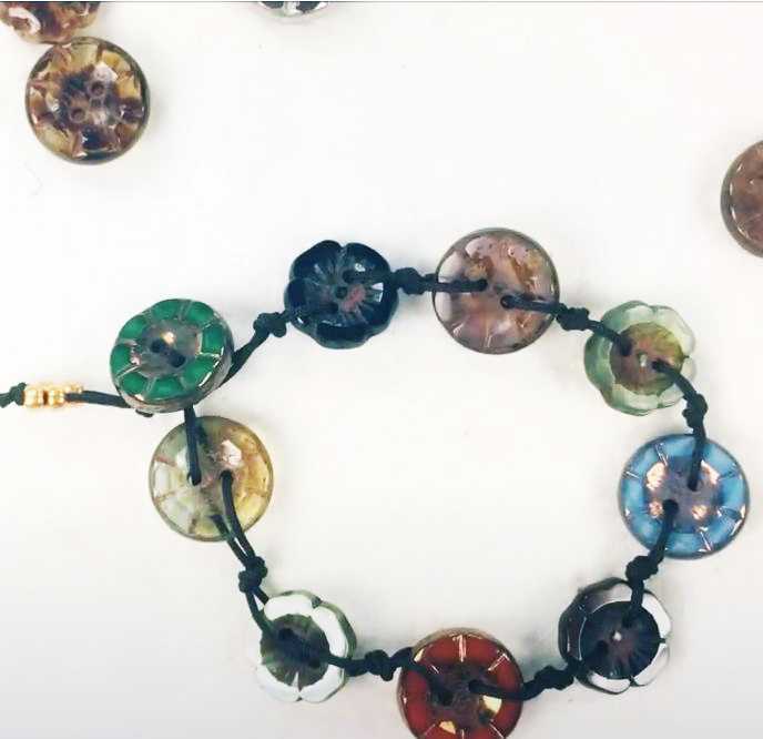    Браслет из пуговиц своими руками   
Источник: Скриншот из видео