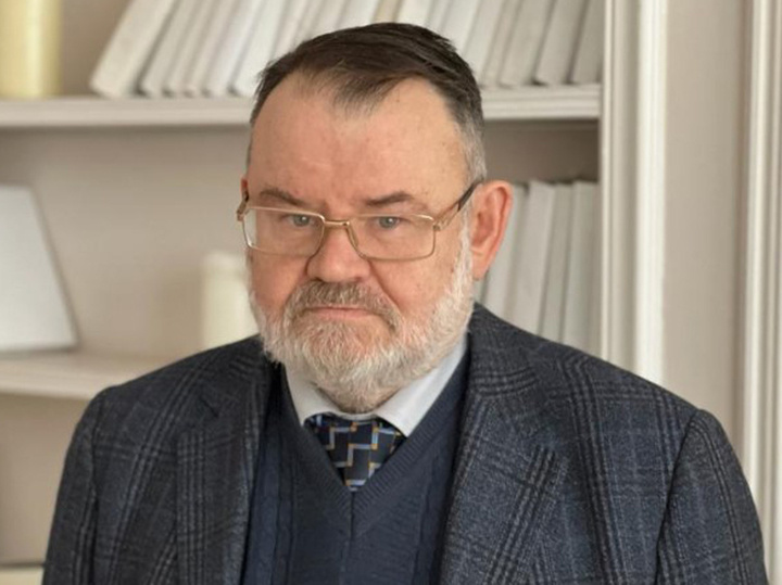ОЛЕГ ХЛОБУСТОВ.