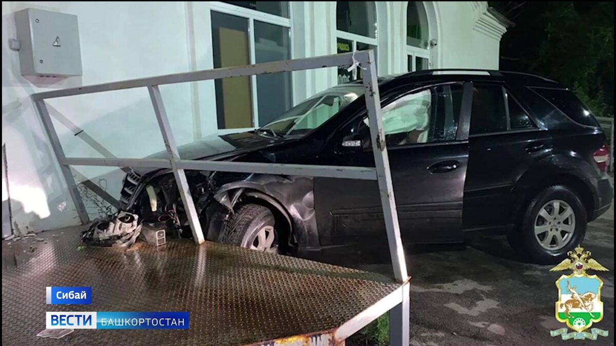    В Башкирии пьяный водитель Mercedes протаранил магазин, пытаясь уйти от погони