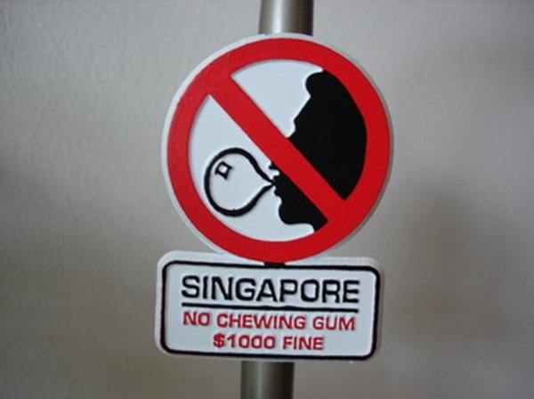 Штраф за жевательную резинку. Источник: asiatourgroup.com 