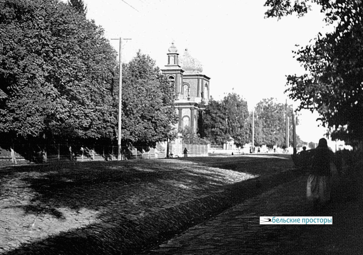 На углу Пушкинской и Аксаковской когда-то стояла Никольская церковь. 1909 г. Фото Н. Фосса 