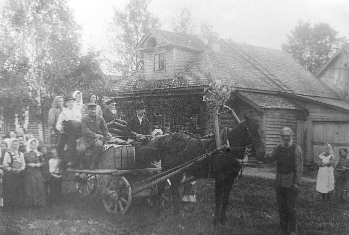 Перевозка сундуков невесты в новый дом после венчания. Владимирская губерния. 1914 г.