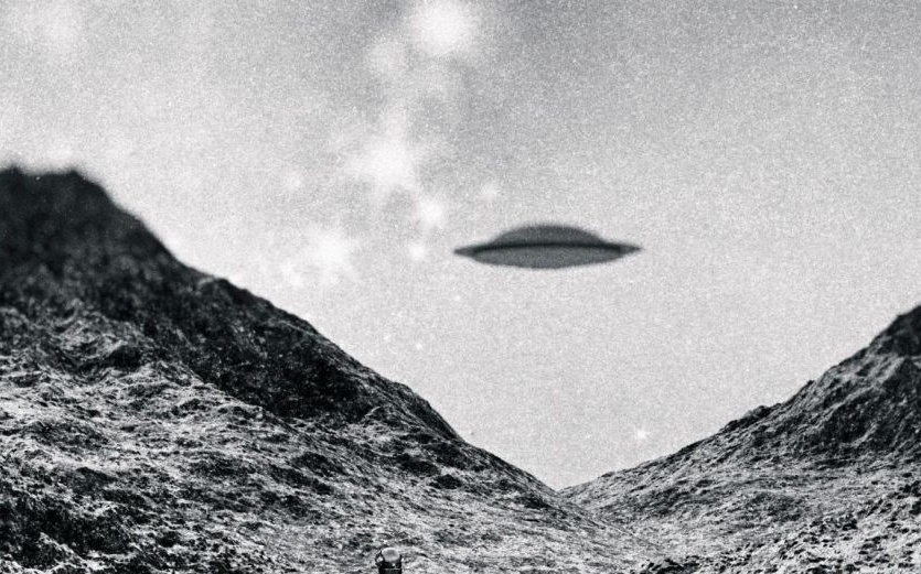 Влетающих и вылетающих из гор НЛО видели в разных странах мира.
Источник фото: https://mundooculto.es/wp-content/uploads/2020/05/el-choque-ovni-dalnegorsk-incidente-roswell-de-la-union-sovietica-2.jpg