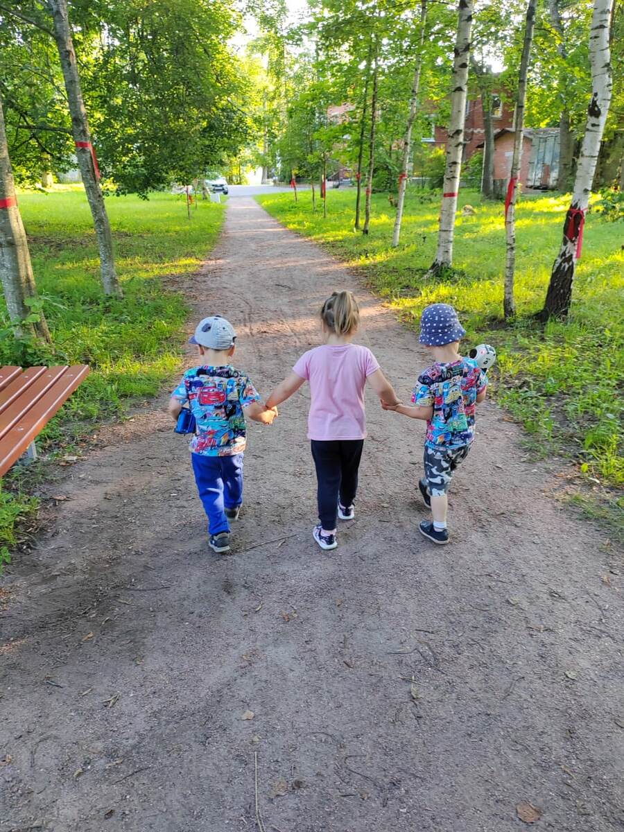 Втроем гуляют. Парни с машинками