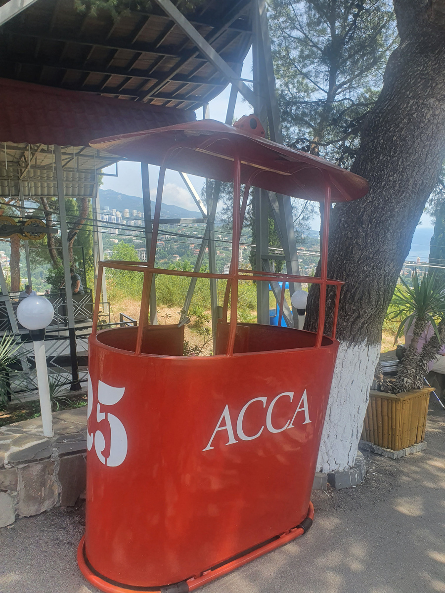 Памятник той самой кабинке из  фильма "АССА", на которой катались в зимней Ялте героиня Татьяны Друбич и ее спутник Бананан.