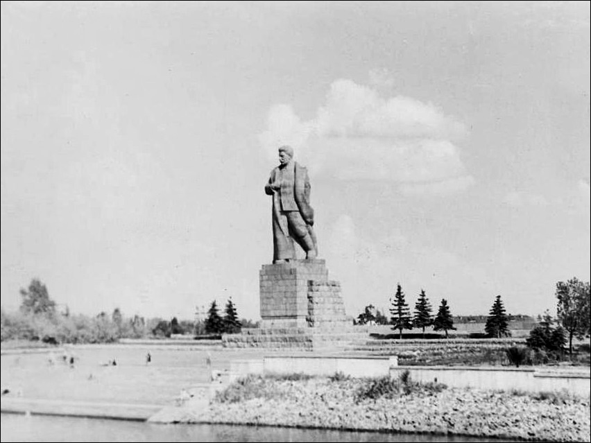 Па́мятник Ста́лину у входа в Канал имени Москвы (Фото из открытых источников интернета)