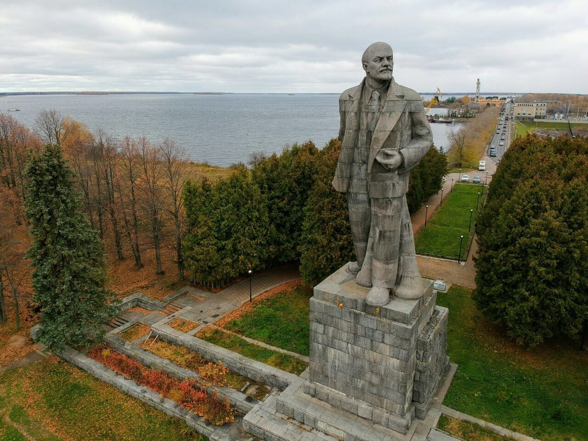 Па́мятник Ленину у входа в Канал имени Москвы (Фото из открытых источников интернета)