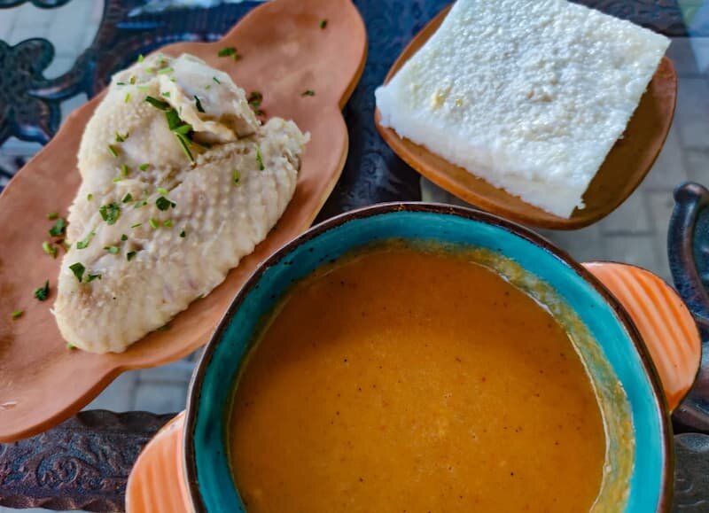 1  Щипс. Густой суп или рагу (иногда даже соус) — блюдо, определяющее этнос. С ним подают отварную или жареную птицу или баранину. * Четлибж. Жареные кусочки домашней курицы, предварительно натёртые чесночной солью и обжаренные в масляной зажарке с луком и специями. 