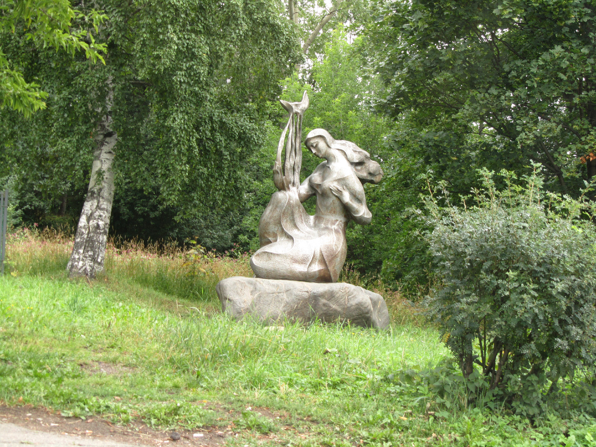 г. Петрозаводск, Петровский сквер, памятник "Мелодия" - девушка с арфой, фото август 2011г.
