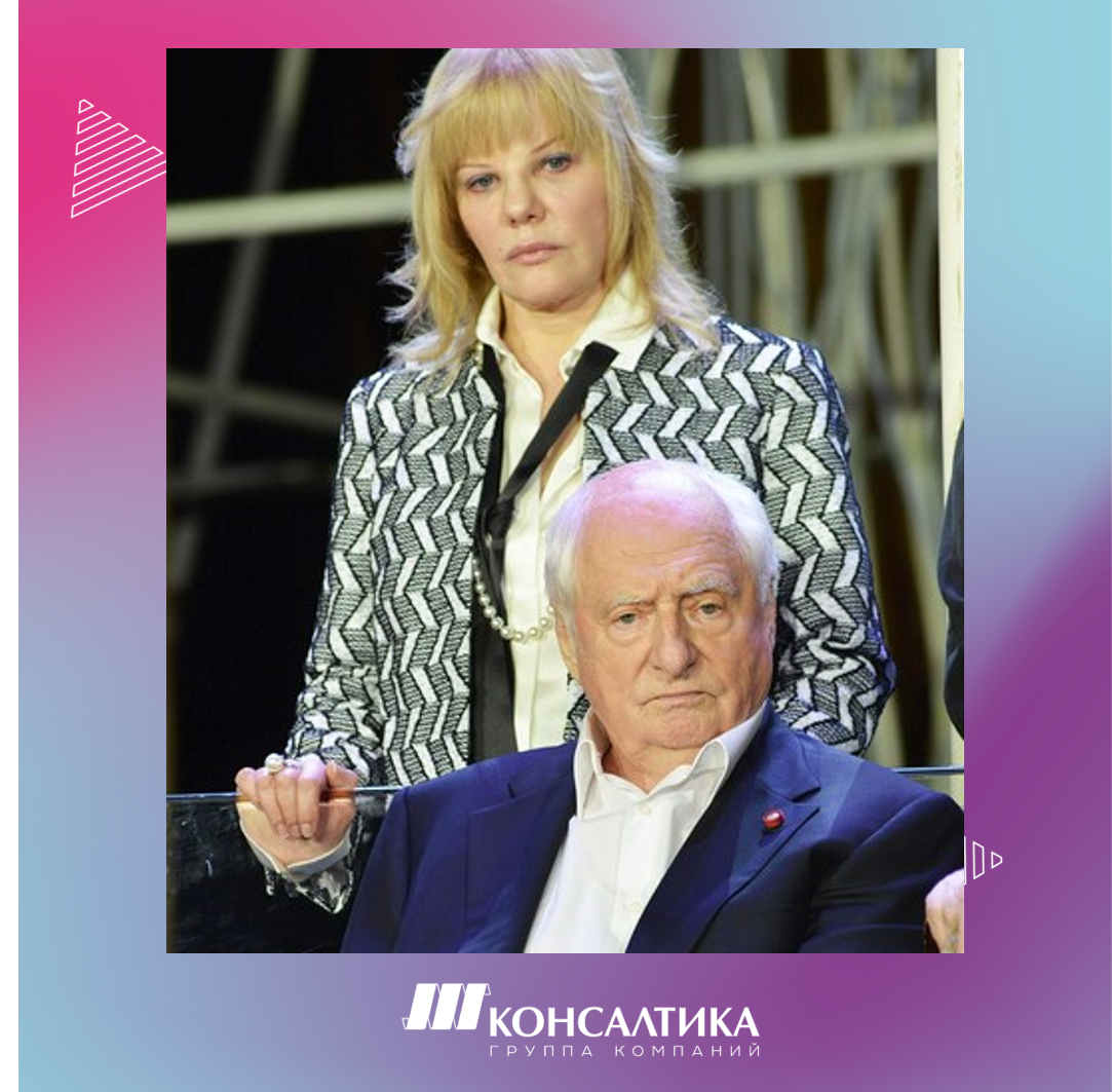 взрослая Александра с отцом