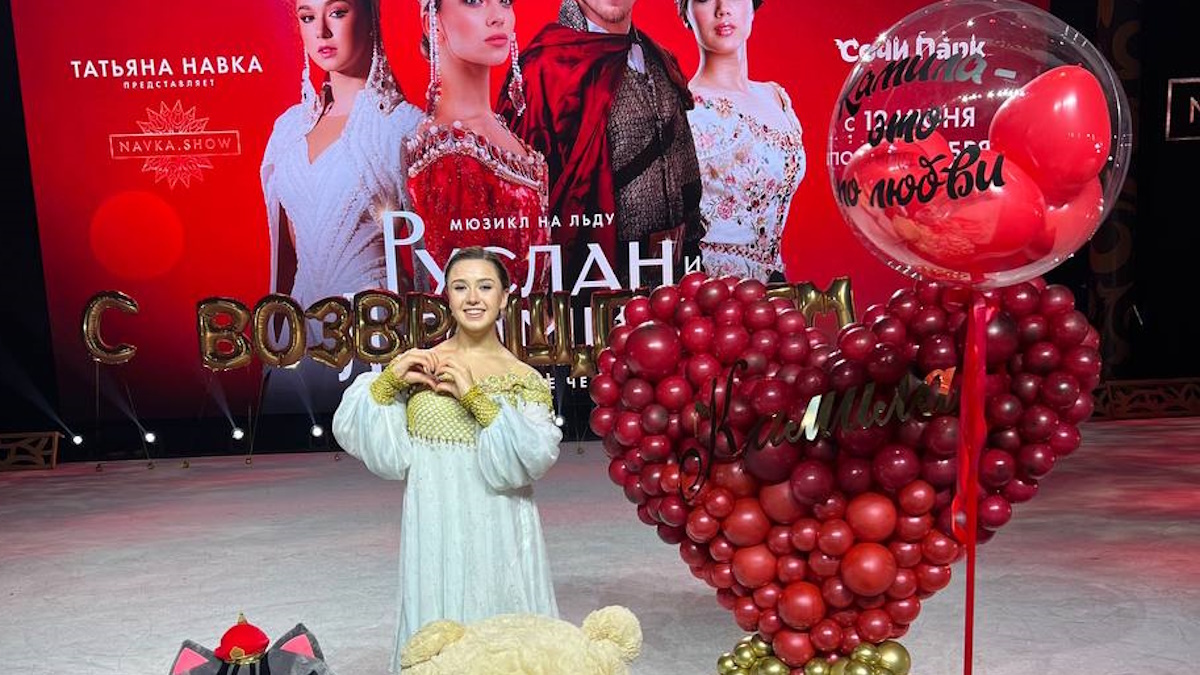    Камила Валиева с презентами от фанатов после шоу. Фото: фан-группа фигуристки Камилы Валиевой.