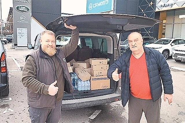    Такси Валикова с посылками спешит на помощь. Фото: соцсети