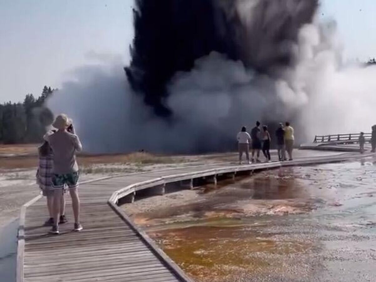    Извержение гейзера в американском национальном парке Йеллоустоун© Кадр видео из соцсетей