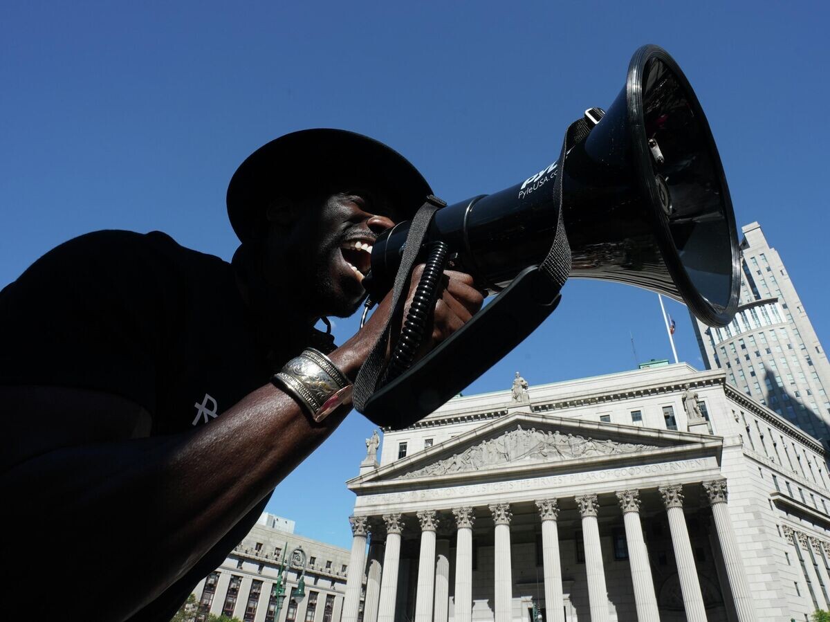    Протестующий на одной из улиц Нью-Йорка© РИА Новости / Брайан Смит