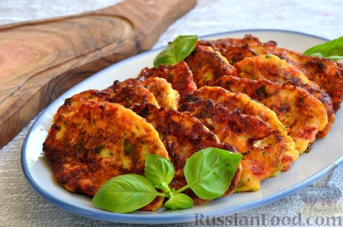 кабачки, помидоры, сыр фета, лук зелёный, мука, разрыхлитель, соль, перец чёрный молотый, орегано, зелень петрушки, мята, базилик, масло растительное