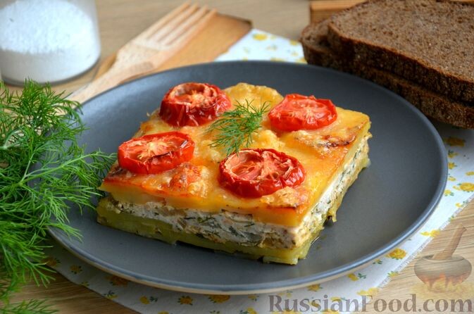 картофель, фарш куриный, помидоры, сыр твёрдый, лук репчатый, чеснок, соль, перец молотый, перец красный молотый, паприка молотая, зелень укропа, зелень петрушки, масло растительное