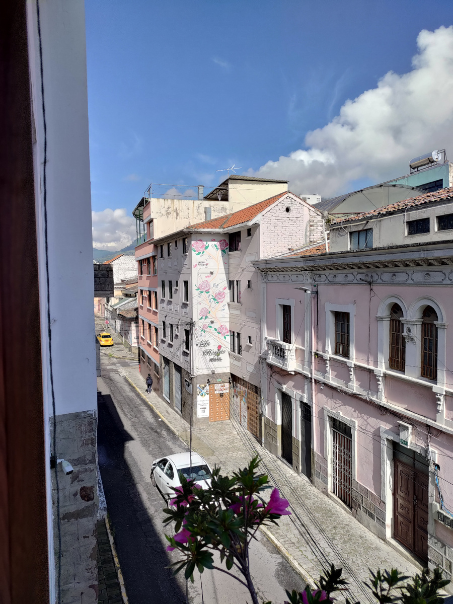 Вид с балкона. Кито 2024. Квартира в "центро историко".