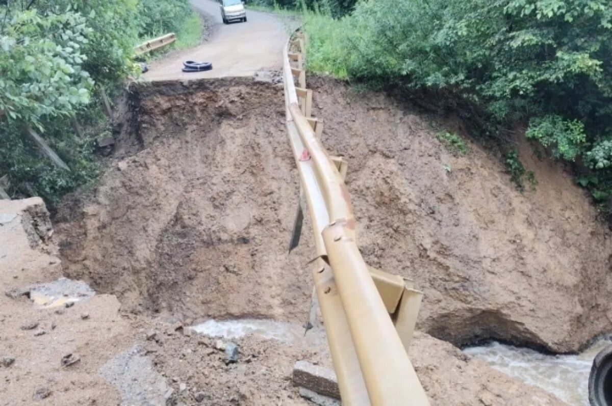    Появились фото, как переправляют жителей отрезанного водой села в Приморье