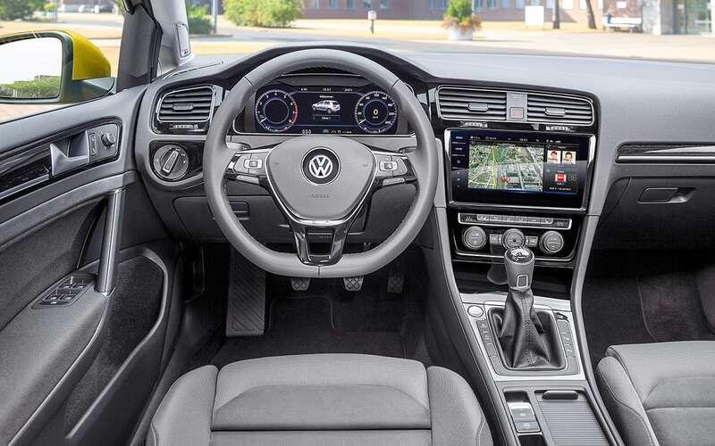    Салон изготовлен из простых с виду, но при этом качественных и долговечных материалов. Даже обивка руля и сидений долго сопротивляются старению. Следы существенного износа на любом из элементов салона свидетельствуют о пробеге не менее 100 тысяч км.