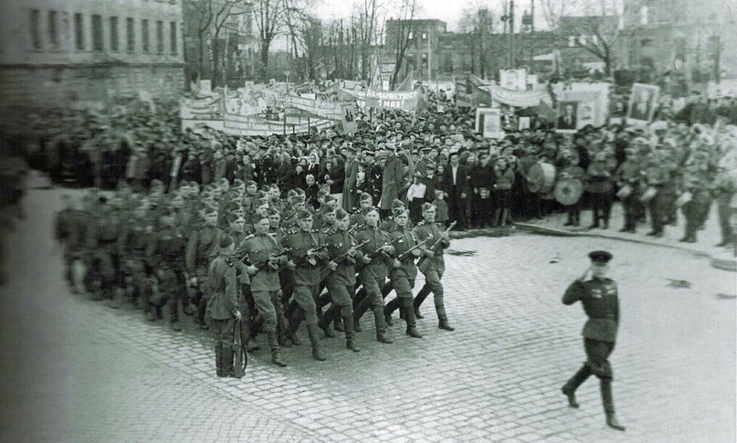 Первомайская демонстрация 1947 года. На заднем плане видны руины железнодорожного вокзала, а слева здания Вокзального отеля (Bahnhofshotel).