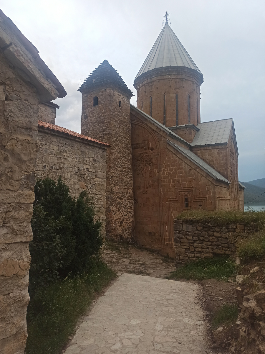 Успенская церковь (подальше, с серебристой крышей). Старинная башня 13 века с тёмной крышей (поближе).