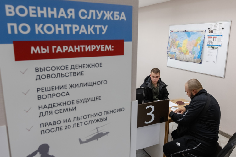   «На данный момент гражданин может подписать контракт на срок от одного года. Также контракт могут заключить граждане, подлежащие призыву».   
Фото: «БИЗНЕС Online»