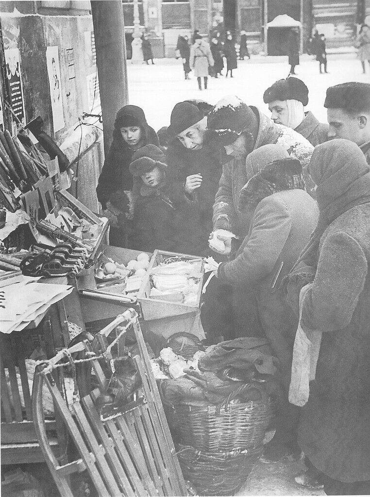 Жители блокадного Ленинграда у ларька с товарами, 1943 год.
