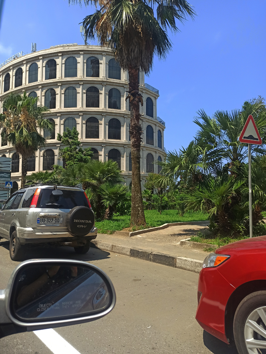 Колизей в Батуми! В этом здании располагается отель. Фото автора канала.