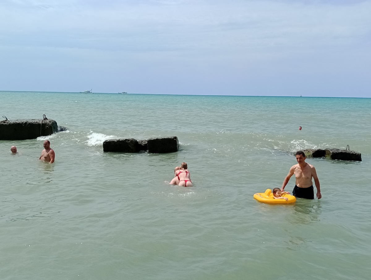 Волны не пугают даже людей с детьми( 